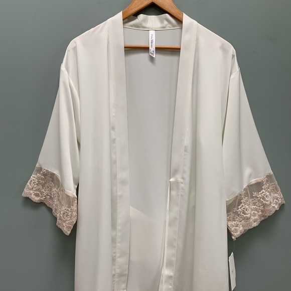 Flora Nikrooz Robe - Picture 3 of 8